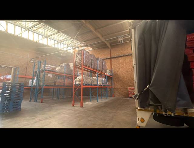 1,329M² WAREHOUSE TO LET IN MEADOWDALE